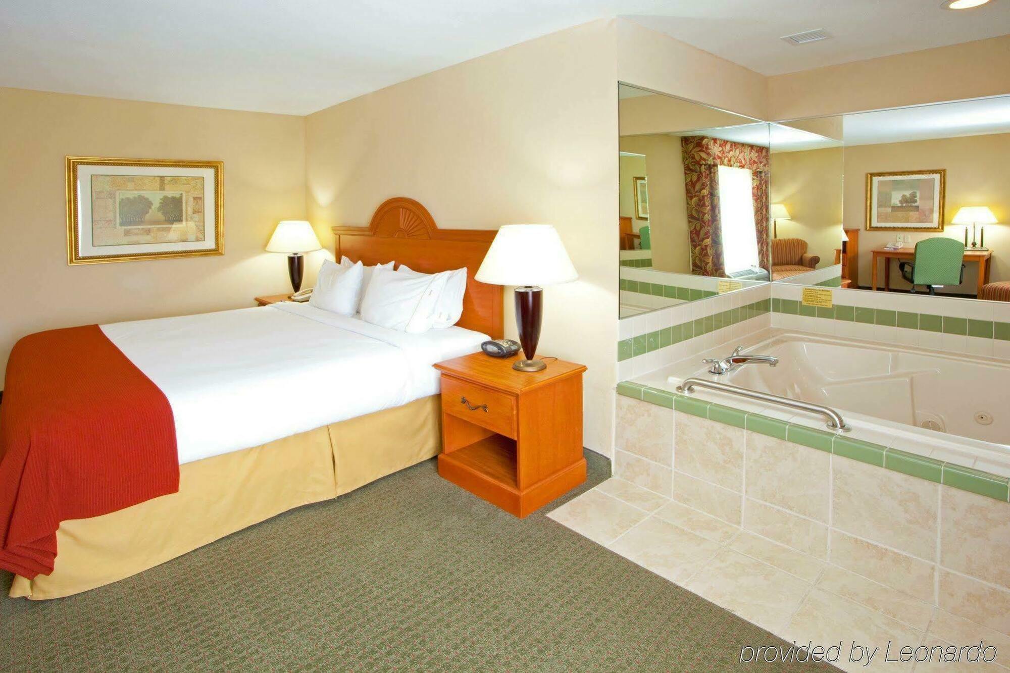 Holiday Inn Express Mineral Wells By Ihg Parkersburg Exterior foto